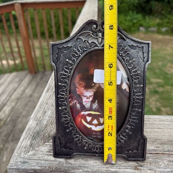 NEW Halloween Gothic Black Photo Frame Tombstone Shape Bat Design 4x6 - Picture 2 of 3